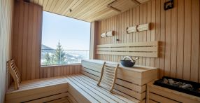 drewniana sauna z radycyjnymi akcesoriami